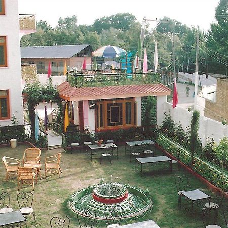 Hotel Zahgeer Continental - Srinagar Εξωτερικό φωτογραφία