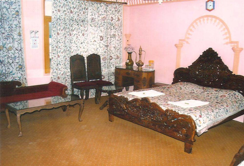 Hotel Zahgeer Continental - Srinagar Εξωτερικό φωτογραφία