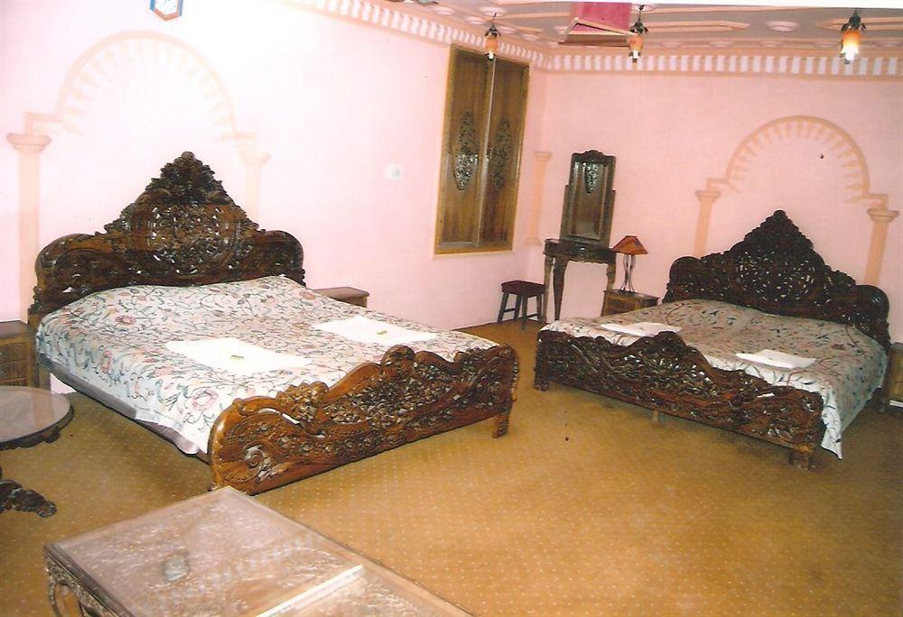Hotel Zahgeer Continental - Srinagar Εξωτερικό φωτογραφία