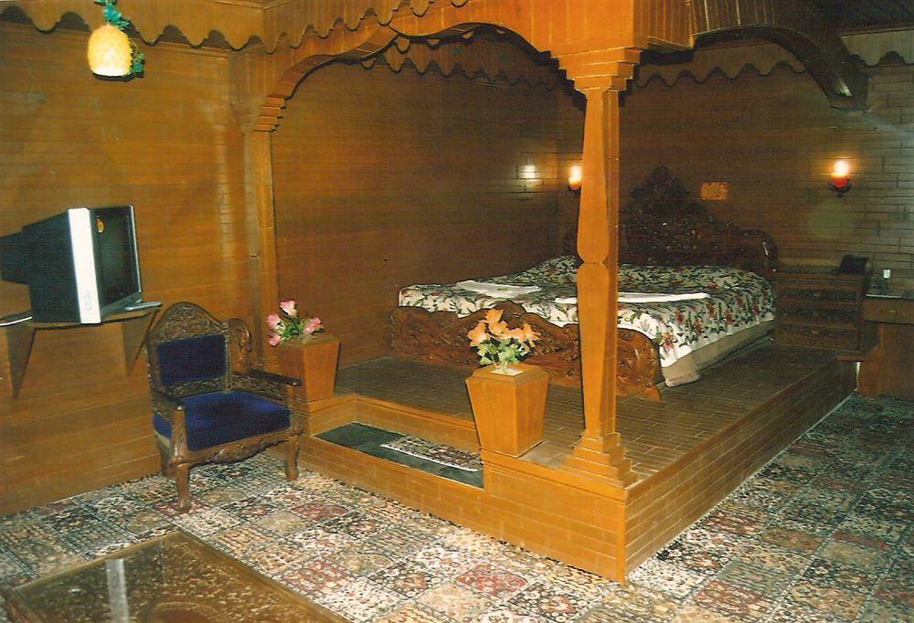 Hotel Zahgeer Continental - Srinagar Εξωτερικό φωτογραφία