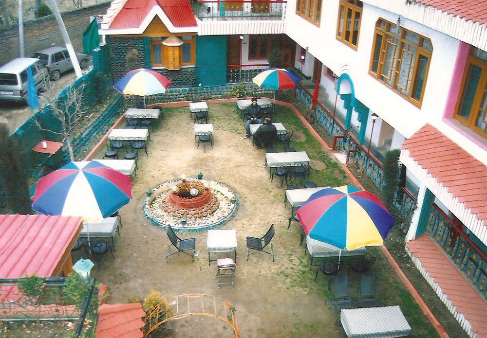 Hotel Zahgeer Continental - Srinagar Εξωτερικό φωτογραφία