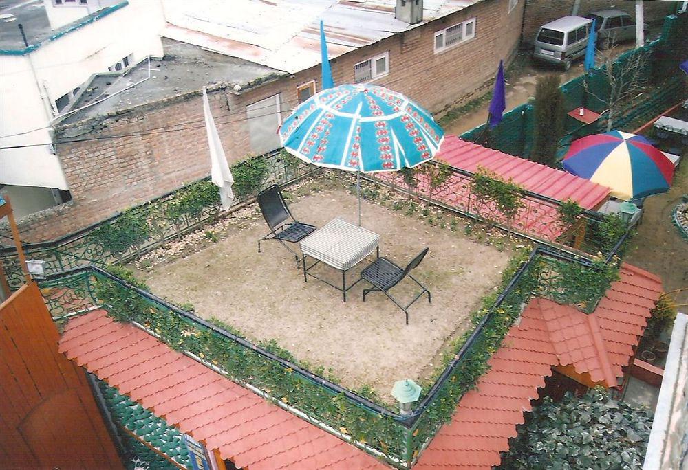 Hotel Zahgeer Continental - Srinagar Εξωτερικό φωτογραφία