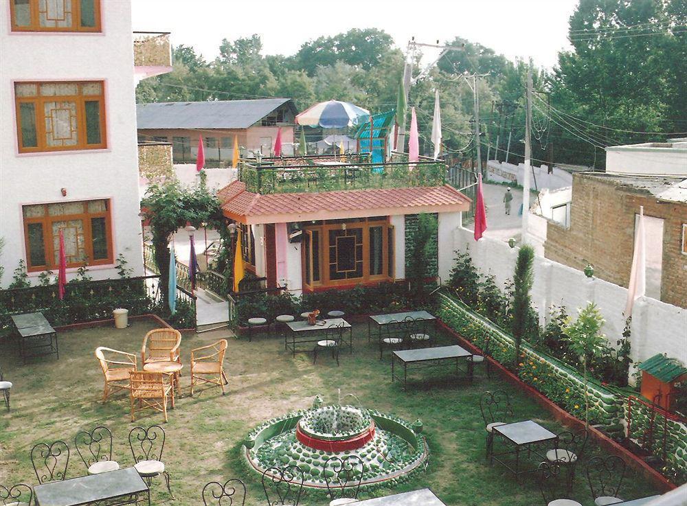 Hotel Zahgeer Continental - Srinagar Εξωτερικό φωτογραφία